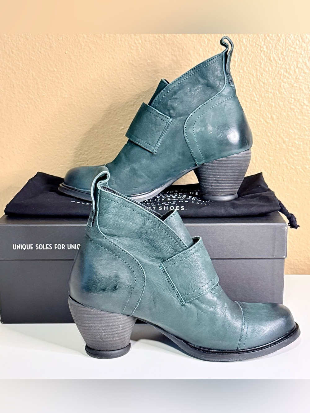 NIB John FLUEVOG Women’s 7 EAST END PORTER Peacock Leather Buckled Ankle Booties - Picture 5 of 10